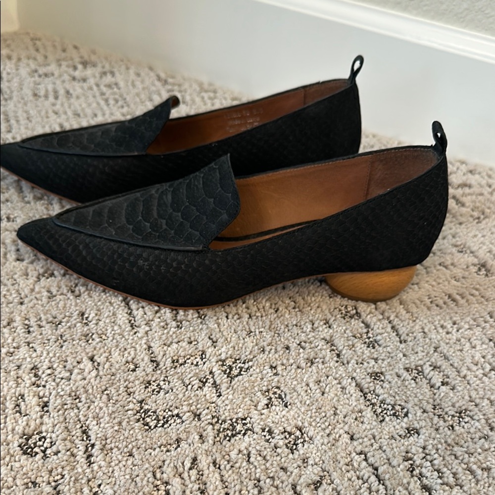Jeffrey Campbell Sophisticated Black Flats with Streamlined Design